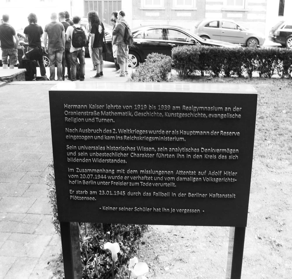 Gedenktafel vor der Wiesbadener Oranienschule